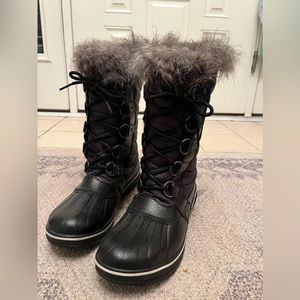 Women’s Sorel waterproof snow boots - never worn